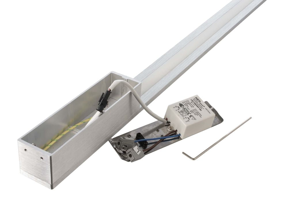 Vue rapprochée du profil avec driver LED, boîtier de connexion et câbles électriques.