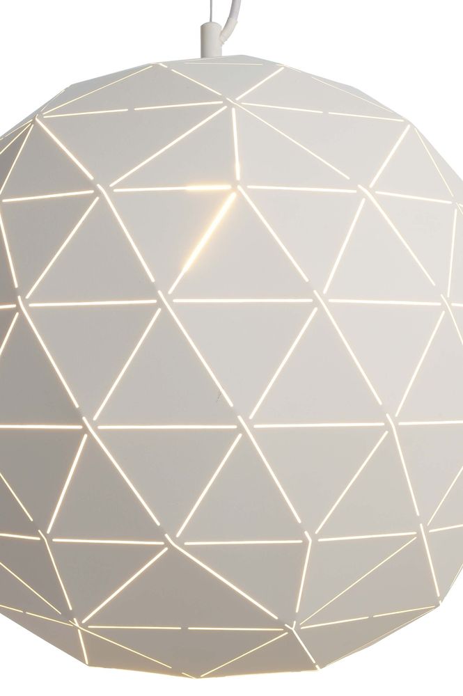 Gros plan sur l'abat-jour sphérique blanc et ses motifs triangulaires rétroéclairés.