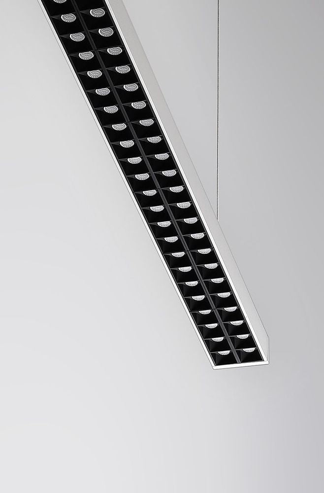 Vue en biais du long panneau linéaire, bord blanc et grille noire.
