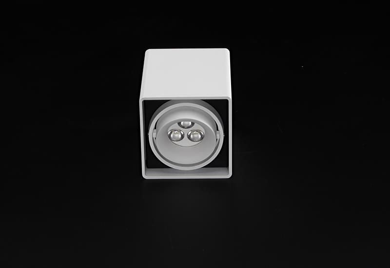 Spot blanc sur fond noir, face avant et module LED circulaire apparent.