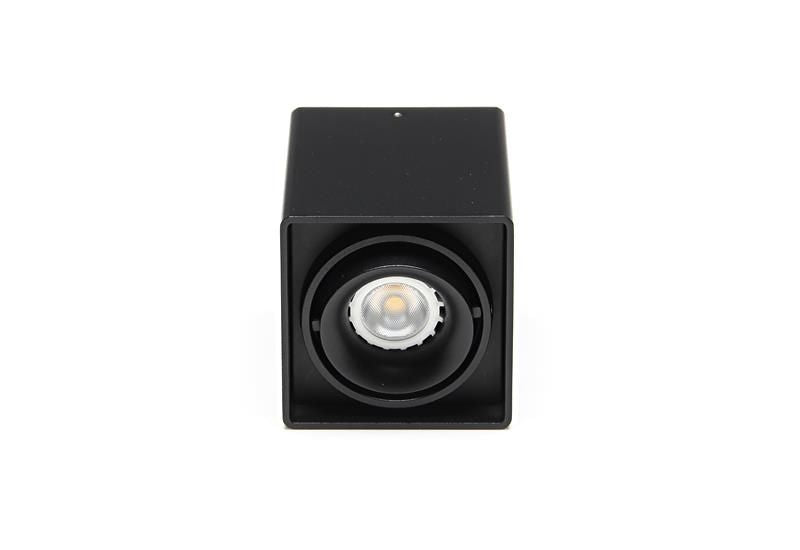 Face avant du luminaire noir, corps carré et projecteur LED central.