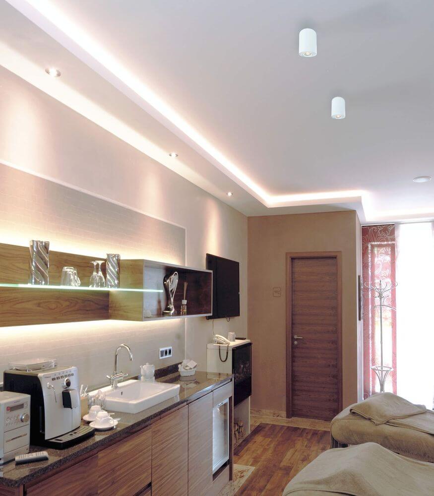 Mise en ambiance dans une salle de bain, deux spots fixés au plafond.