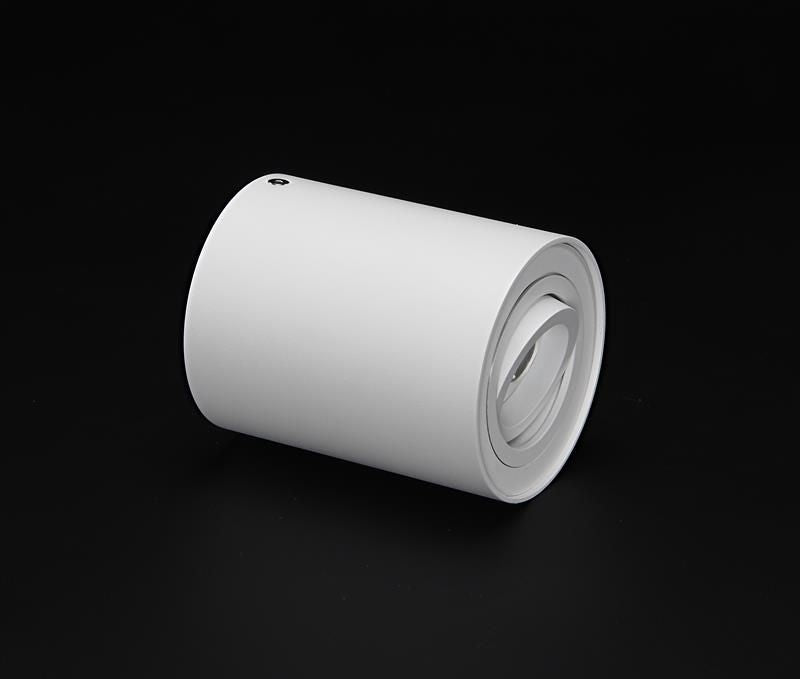 Spot blanc présenté de trois quarts sur fond noir, corps lisse.