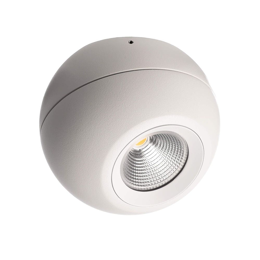 Plafonnier sphérique blanc vu de trois quarts avec lentille LED encastrée.