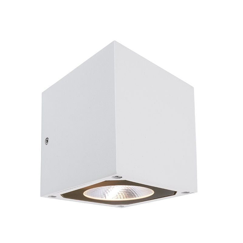 Vue trois quarts d'une applique cubique blanche avec diffuseur rond orienté vers le bas.