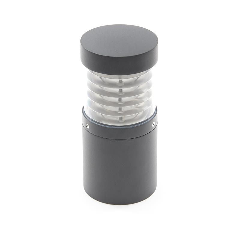 Vue rapprochée du luminaire cylindrique gris, verre nervuré et capot circulaire