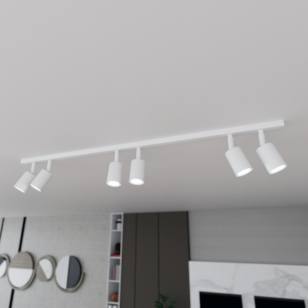 Détail en plongée des six projecteurs blancs montés sur une barre au plafond.