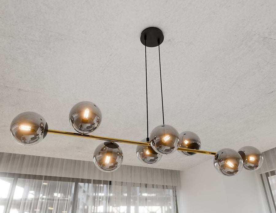 Détail en contre-plongée du plafond, rosace noire, câbles fins et huit globes verre fumé.