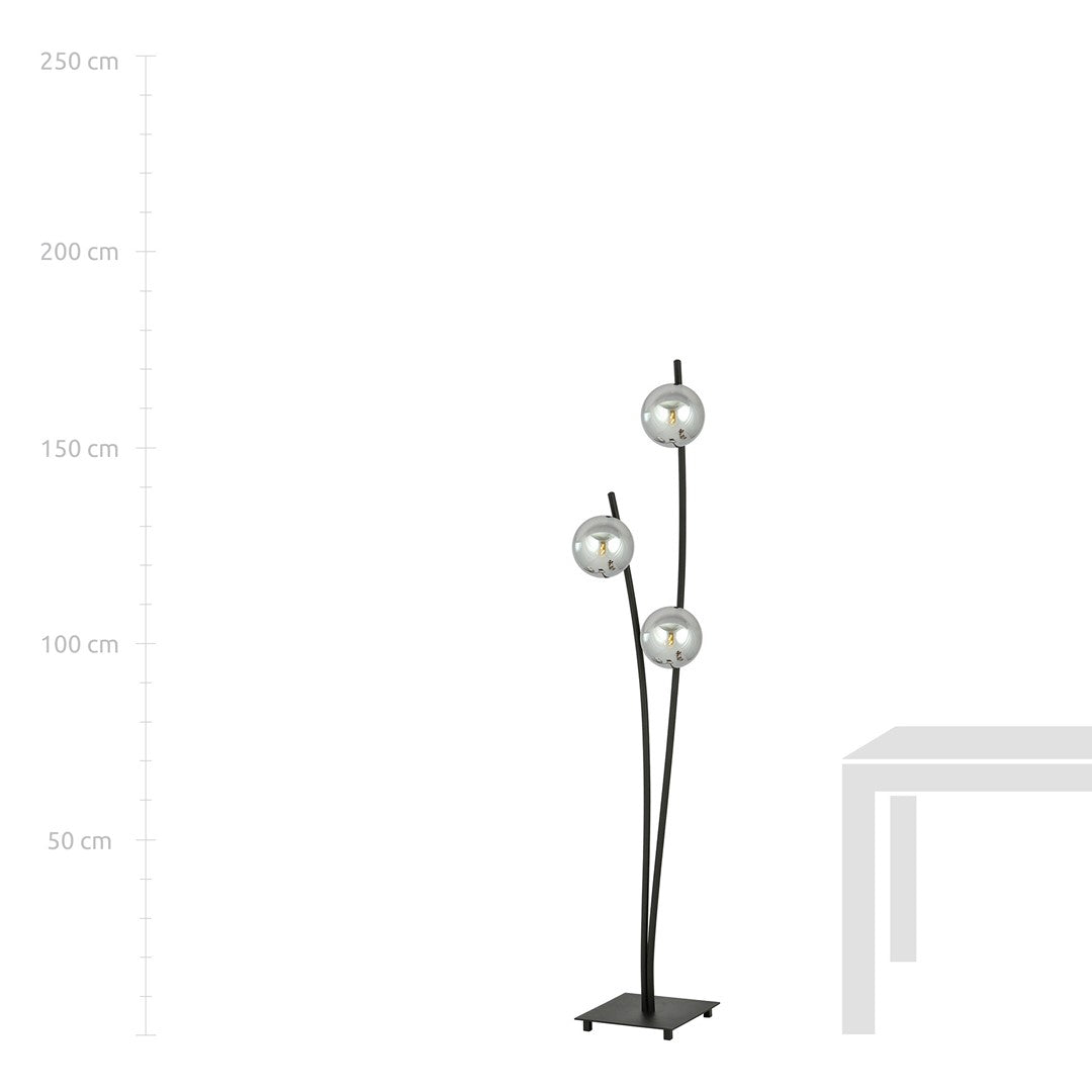 Mise en situation avec repère de hauteur et table, lampadaire noir à trois globes