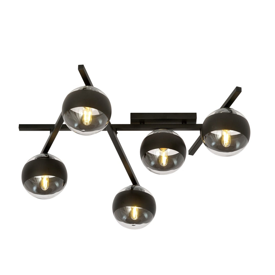 Vue de face du plafonnier noir à cinq globes de verre fumé allumés