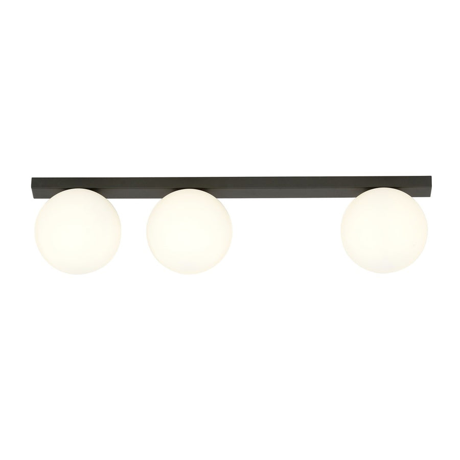 Même plafonnier allumé, globes opale diffusant une lumière chaude