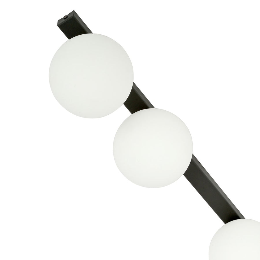 Détail rapproché du support noir et des globes opale du plafonnier
