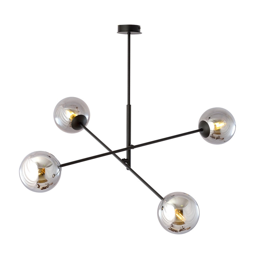 Plafonnier à quatre globes en verre fumé et bras croisés noirs, sur fond blanc.