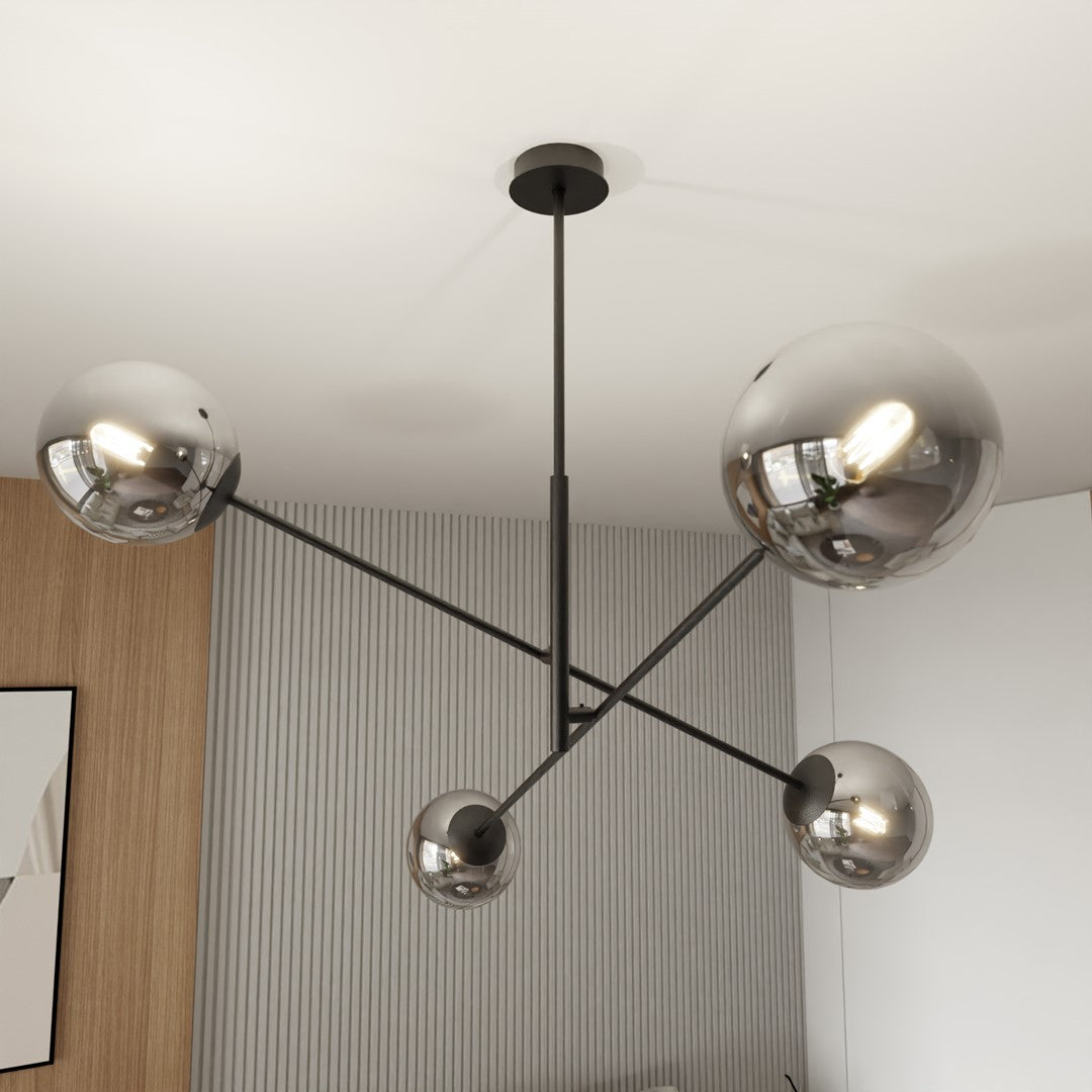 Vue en contre-plongée du plafonnier installé au plafond, montrant les quatre globes réfléchissants.