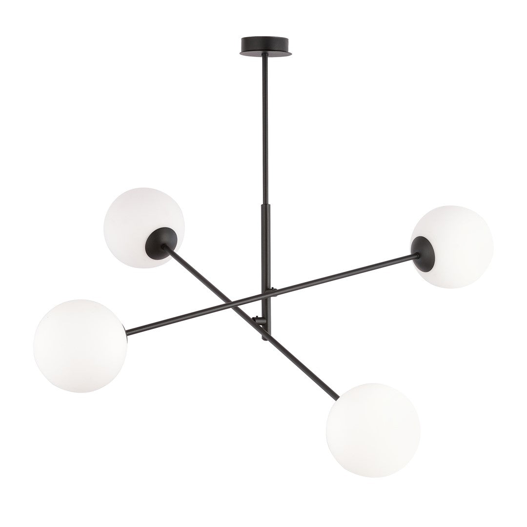 Luminaire suspendu noir à quatre globes opales vu de face sur fond blanc