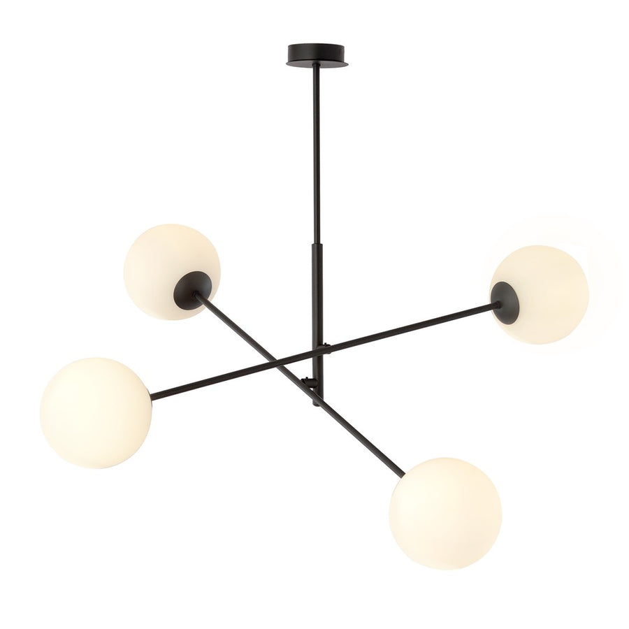 Second plan produit du luminaire, globes opale légèrement teintés de chaud