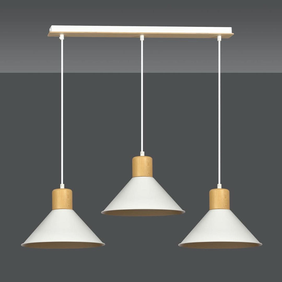 Vue de face sur fond gris anthracite, suspension à trois cônes blancs et bois.