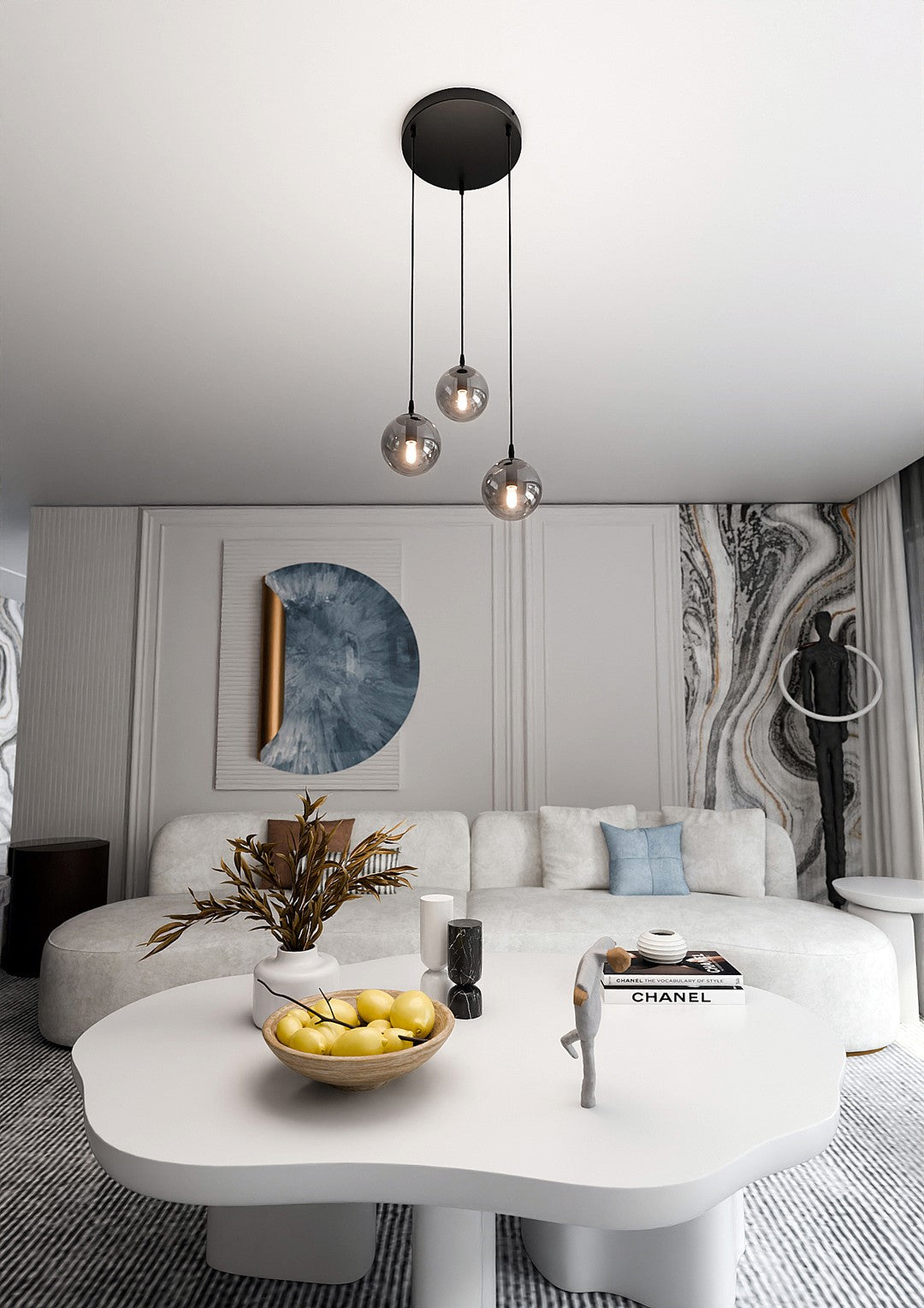 Mise en ambiance dans un salon clair avec canapé blanc et suspension allumée