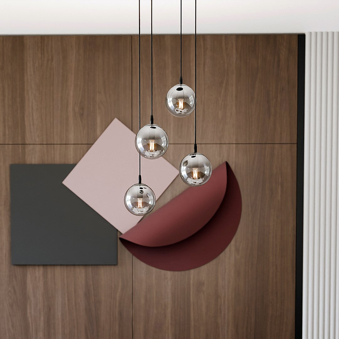 Détail du luminaire devant un mur en bois et une composition géométrique colorée