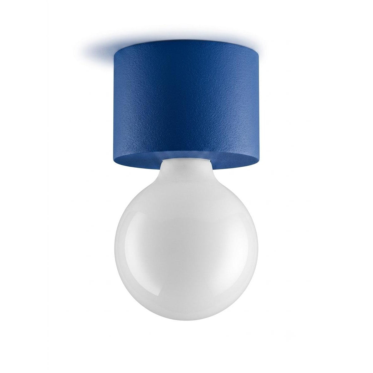 Applique murale bleue avec abat-jour cylindrique et globe blanc, vue de face sur fond blanc.