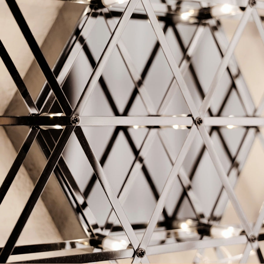 Détail de la structure métallique assemblée, tiges, vis et petites ampoules LED