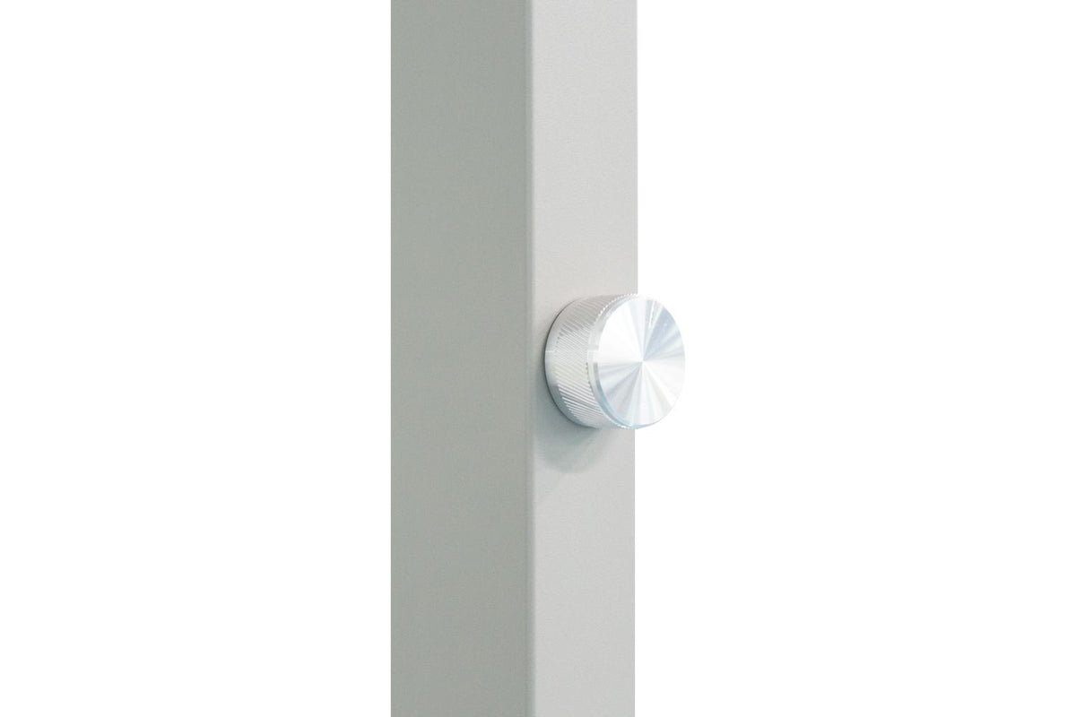 Détail du variateur rotatif strié en métal sur le fût du lampadaire.