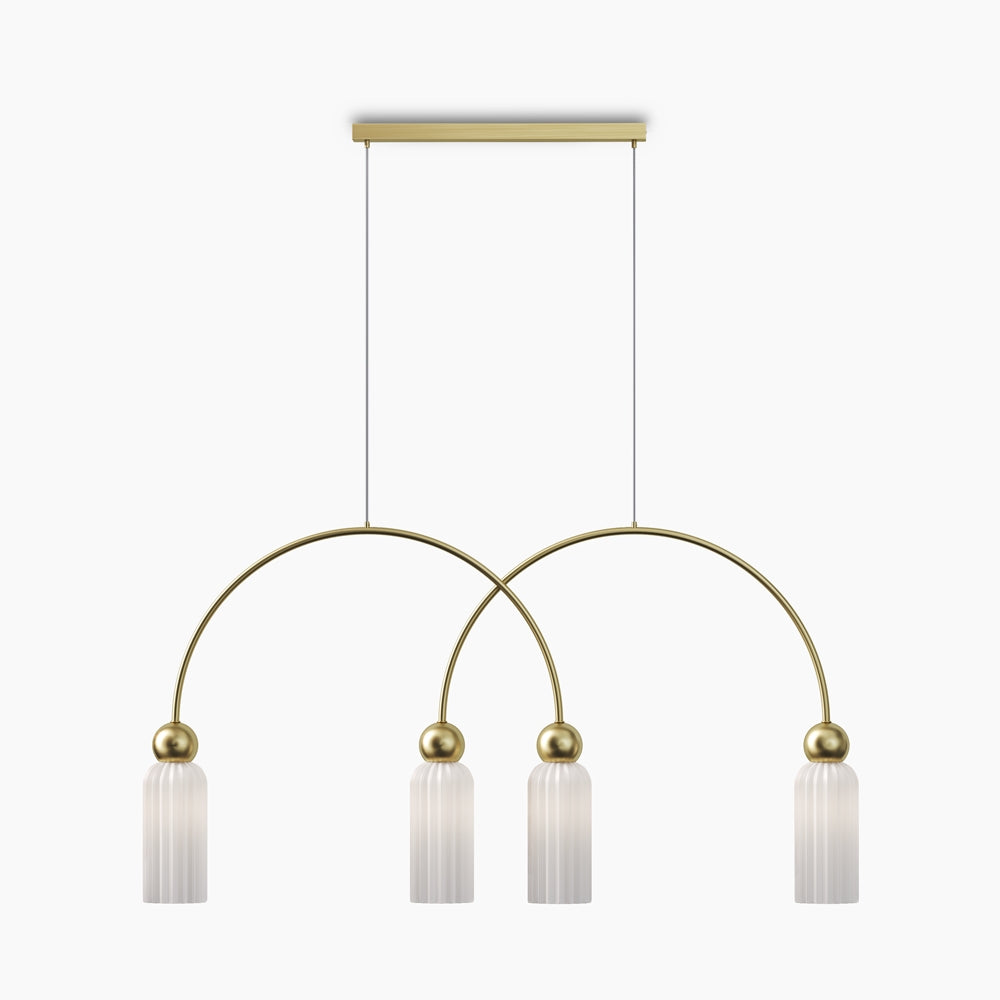 Vue d'ensemble de la suspension dorée à quatre abat-jours cylindriques en verre strié.