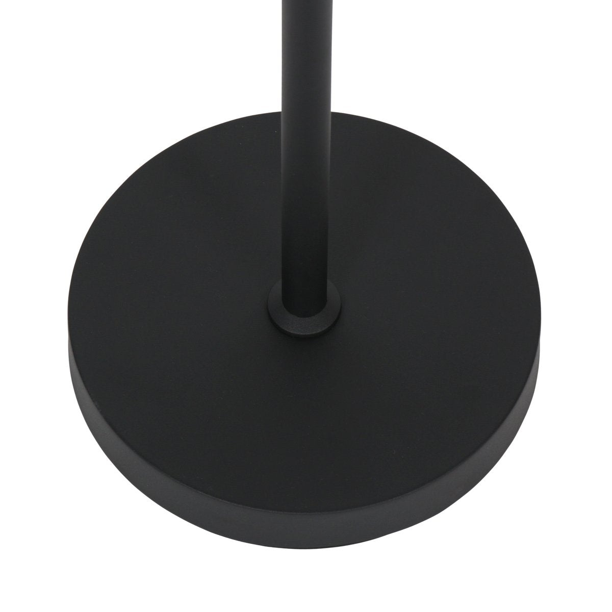 Détail de la base ronde plate noire posée au sol