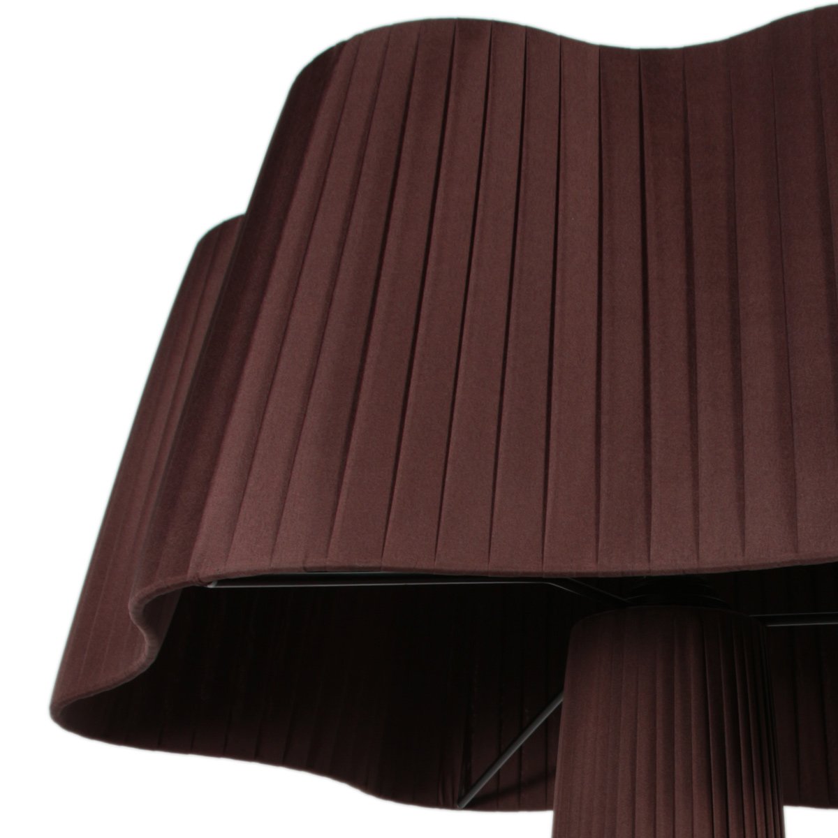 Détail du dessous de l'abat-jour plissé, avec structure métallique noire apparente.
