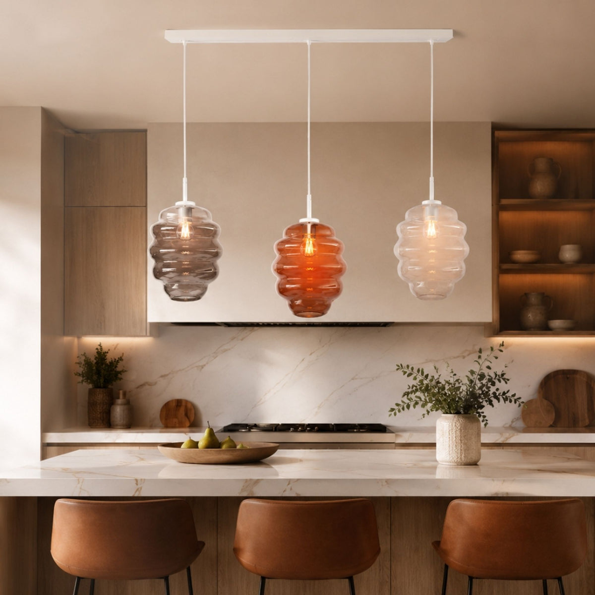 Suspension trois verres côtelés fumé, ambré et transparent au-dessus d'un îlot de cuisine