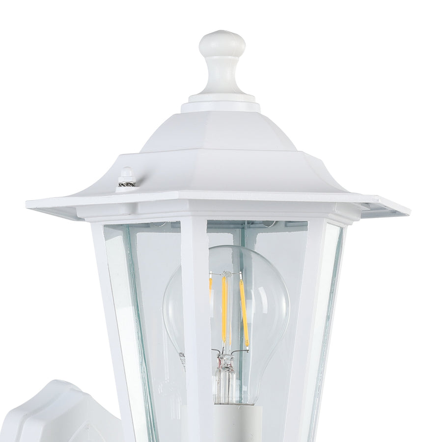 Gros plan sur le chapeau blanc, la cage vitrée et l'ampoule à filament.