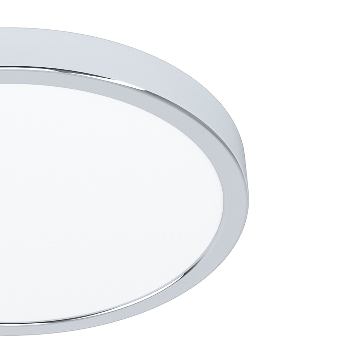 Détail du cerclage chromé et du diffuseur blanc du luminaire.