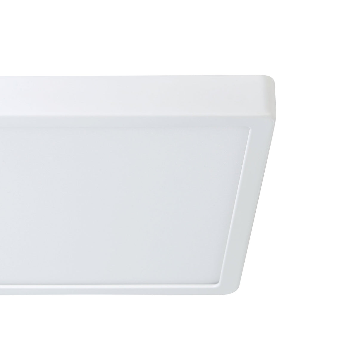 Gros plan sur l'angle arrondi et le cadre blanc du luminaire