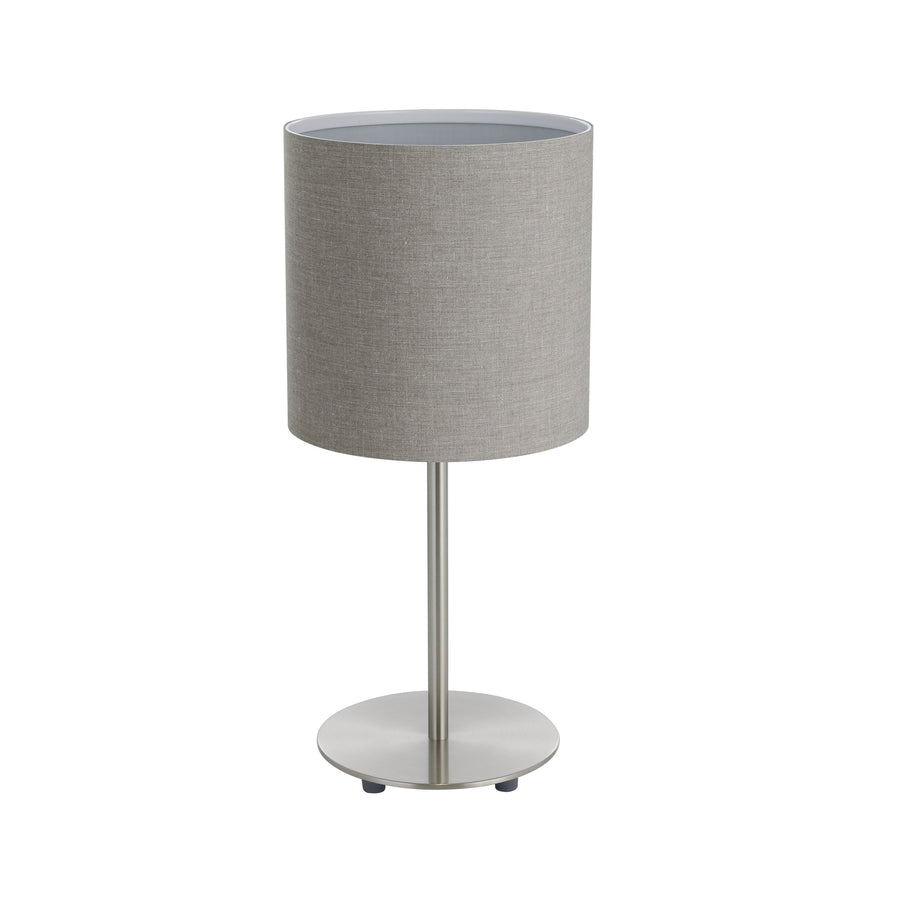 Vue de trois quarts du luminaire, abat-jour en tissu gris et structure métal brossé