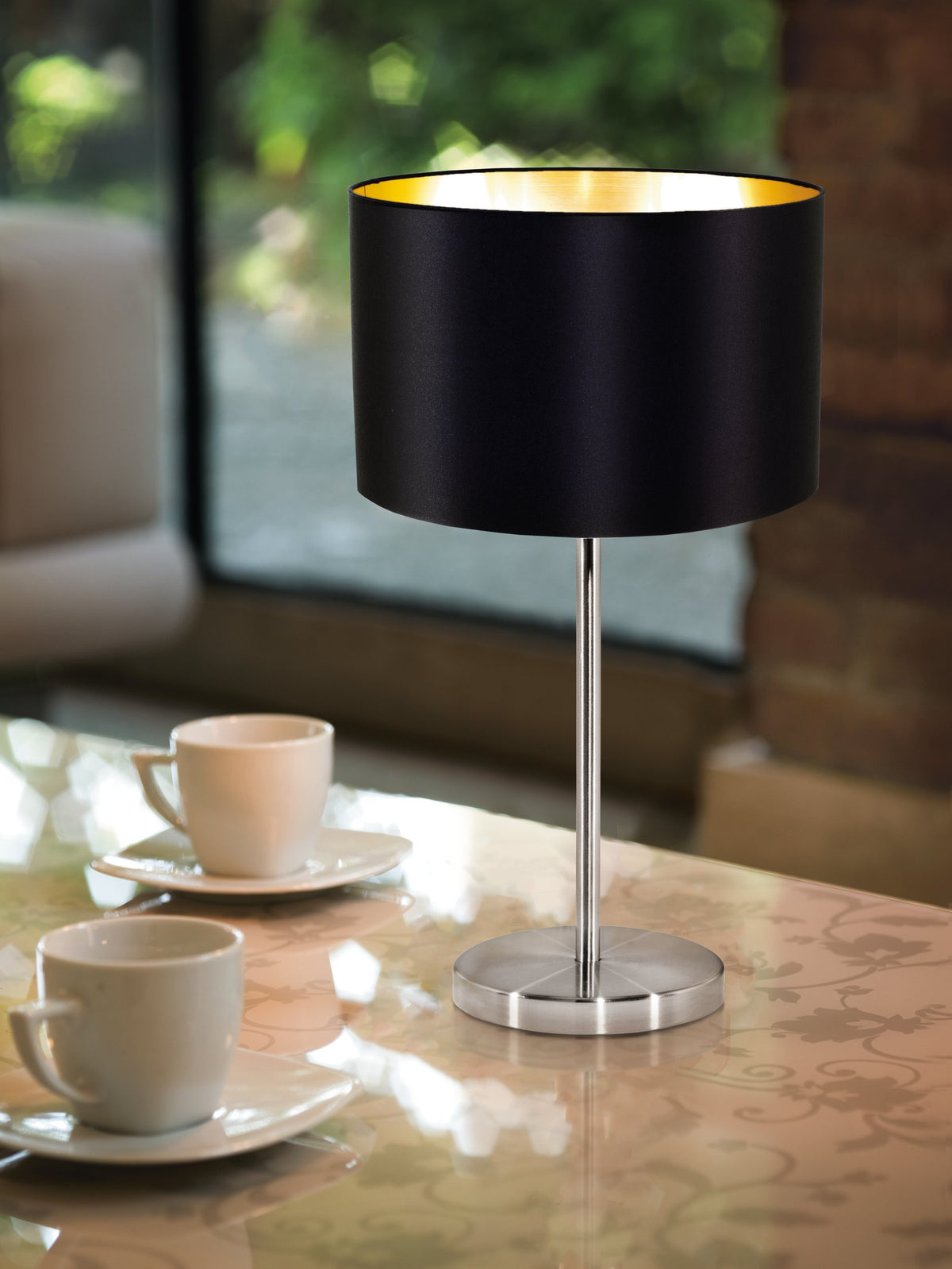 Mise en ambiance sur table basse, près de deux tasses à café.