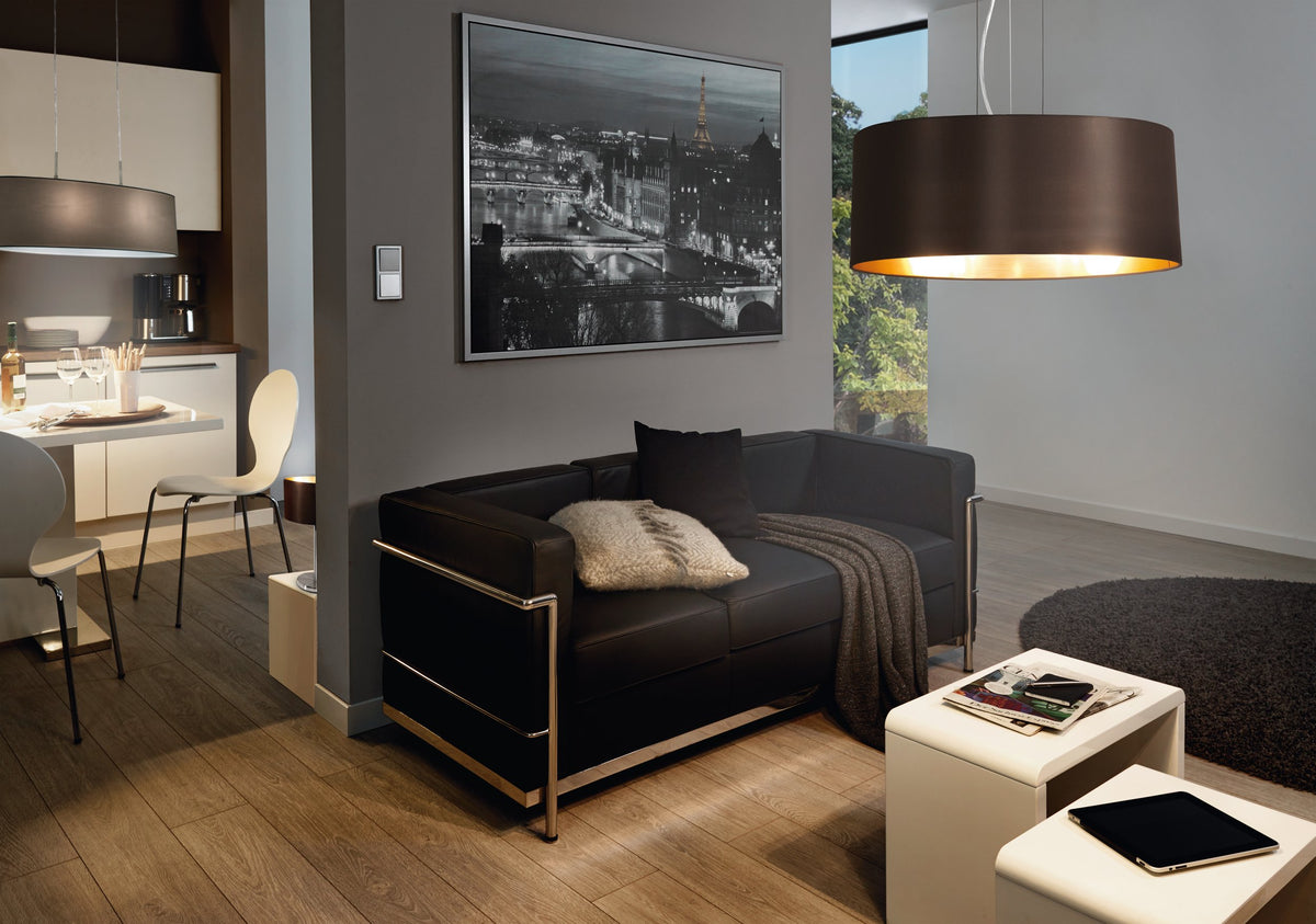 Intérieur contemporain avec suspension assortie noire et dorée au plafond.