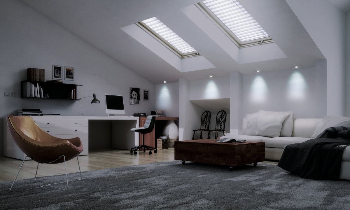 Mise en ambiance du salon sous comble, spots encastrés diffusant une lumière blanche neutre