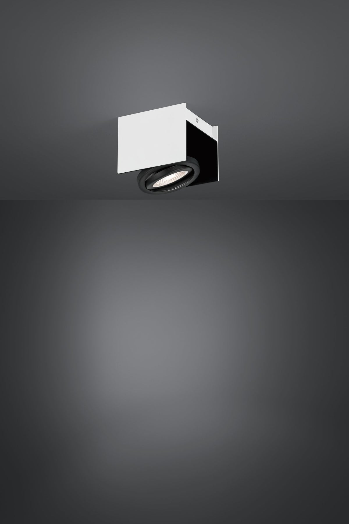Plafonnier installé au plafond gris, diffusant une lumière chaude dans la pièce.