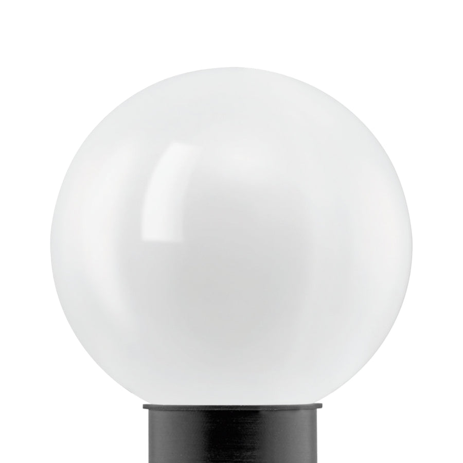 Gros plan d'un globe blanc sur support cylindrique noir, fond blanc