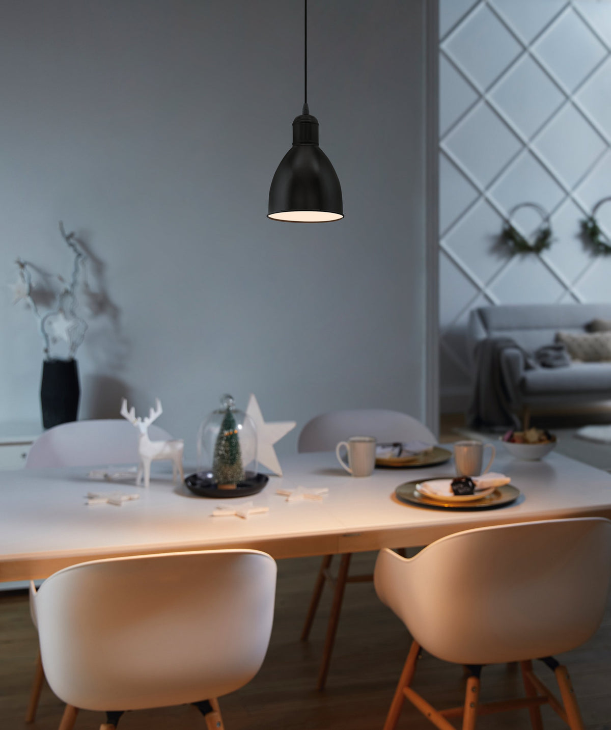 Ambiance scandinave le soir au-dessus d'une table blanche dressée