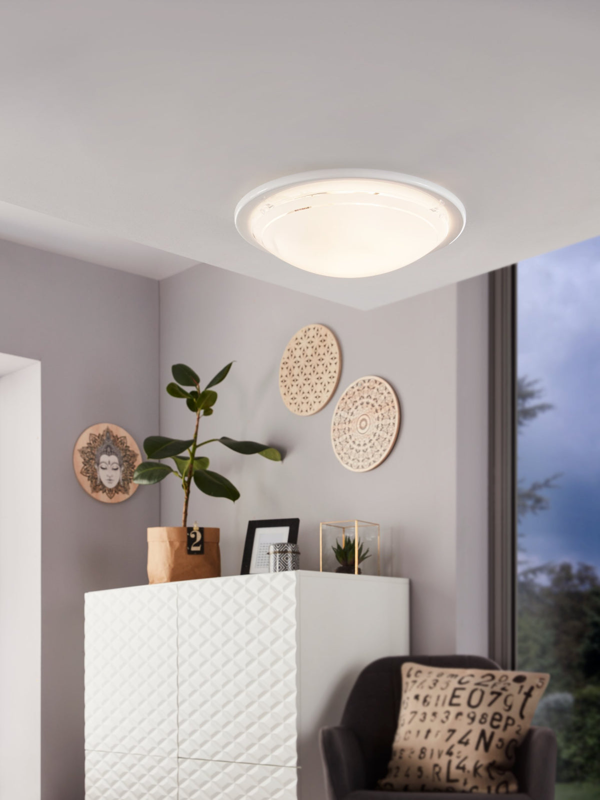 Luminaire allumé fixé au plafond dans un salon décoré