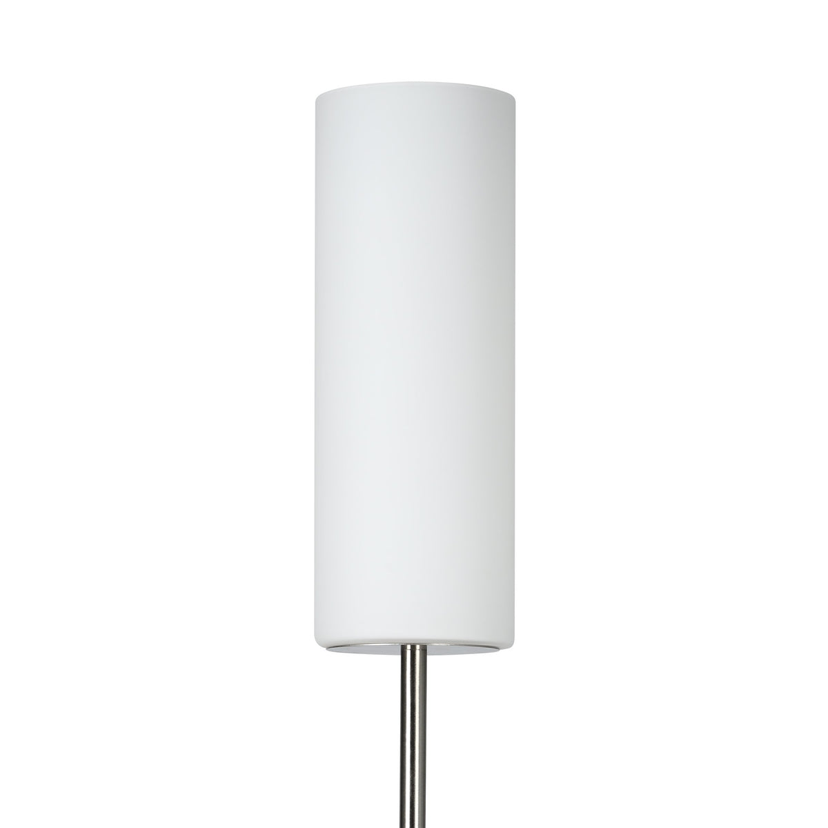 Gros plan sur l'abat-jour cylindrique blanc mat et le départ de la tige nickel.