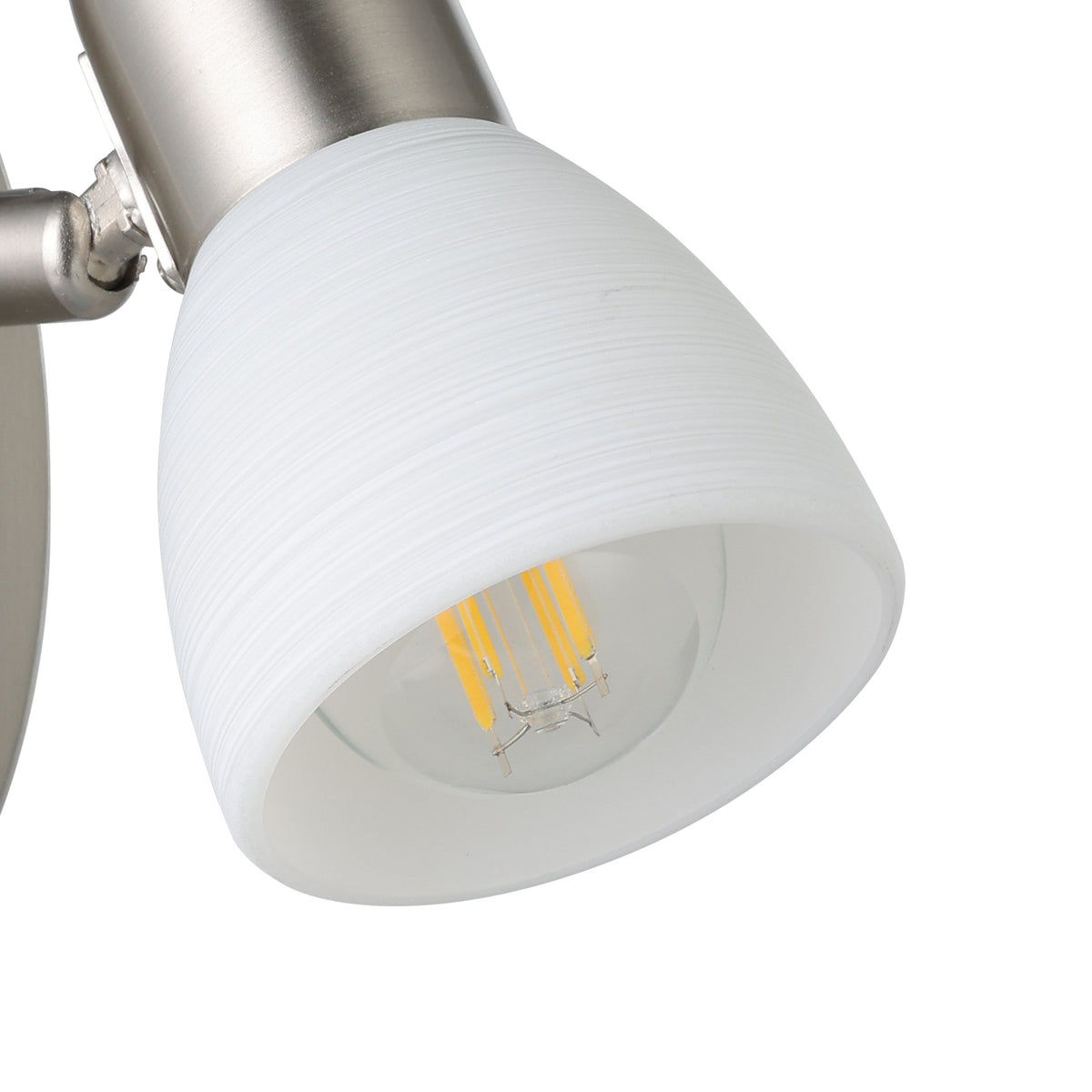 Gros plan sur l'abat-jour texturé et l'ampoule LED à filament allumée.