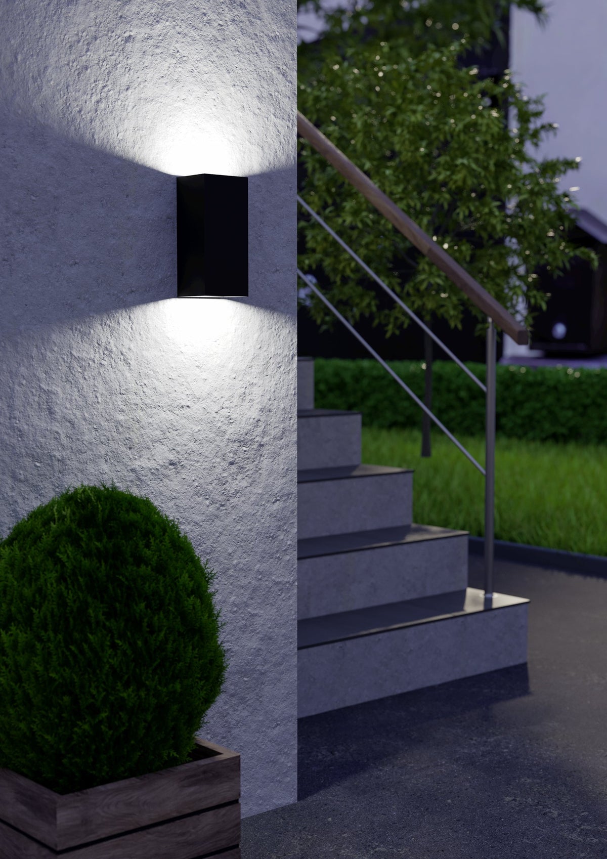 Mise en ambiance nocturne, applique fixée sur mur crépi éclairant en haut et en bas