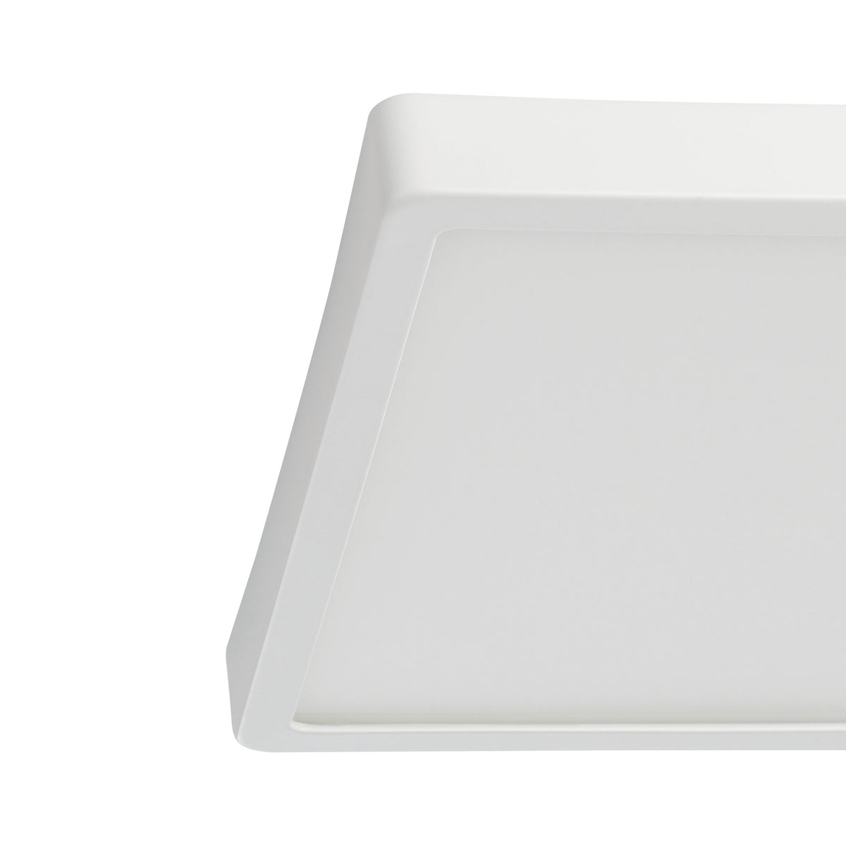 Gros plan sur l'angle et la bordure d'un luminaire carré blanc à diffuseur.