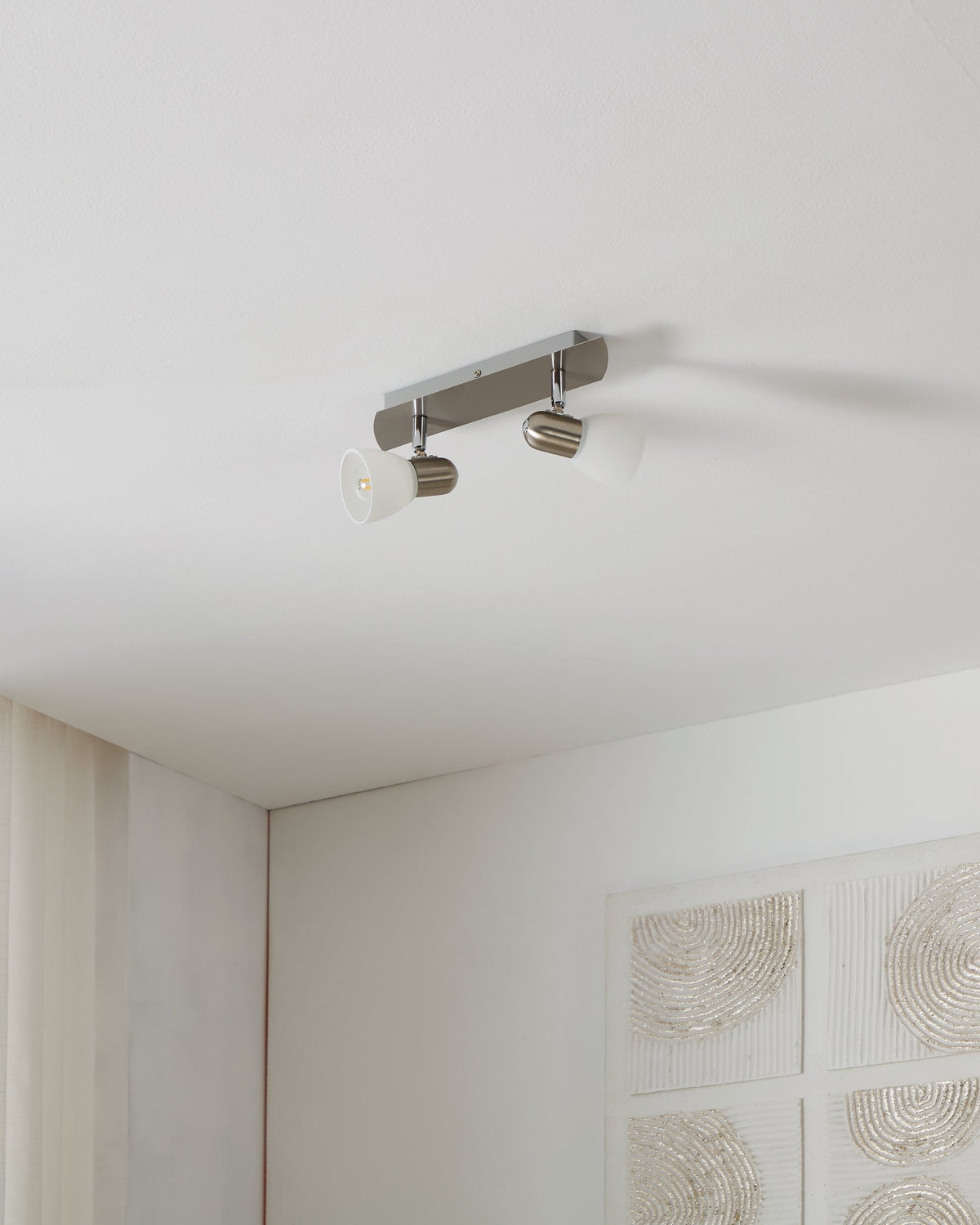 Autre angle de pose au plafond, spots orientés vers le bas.