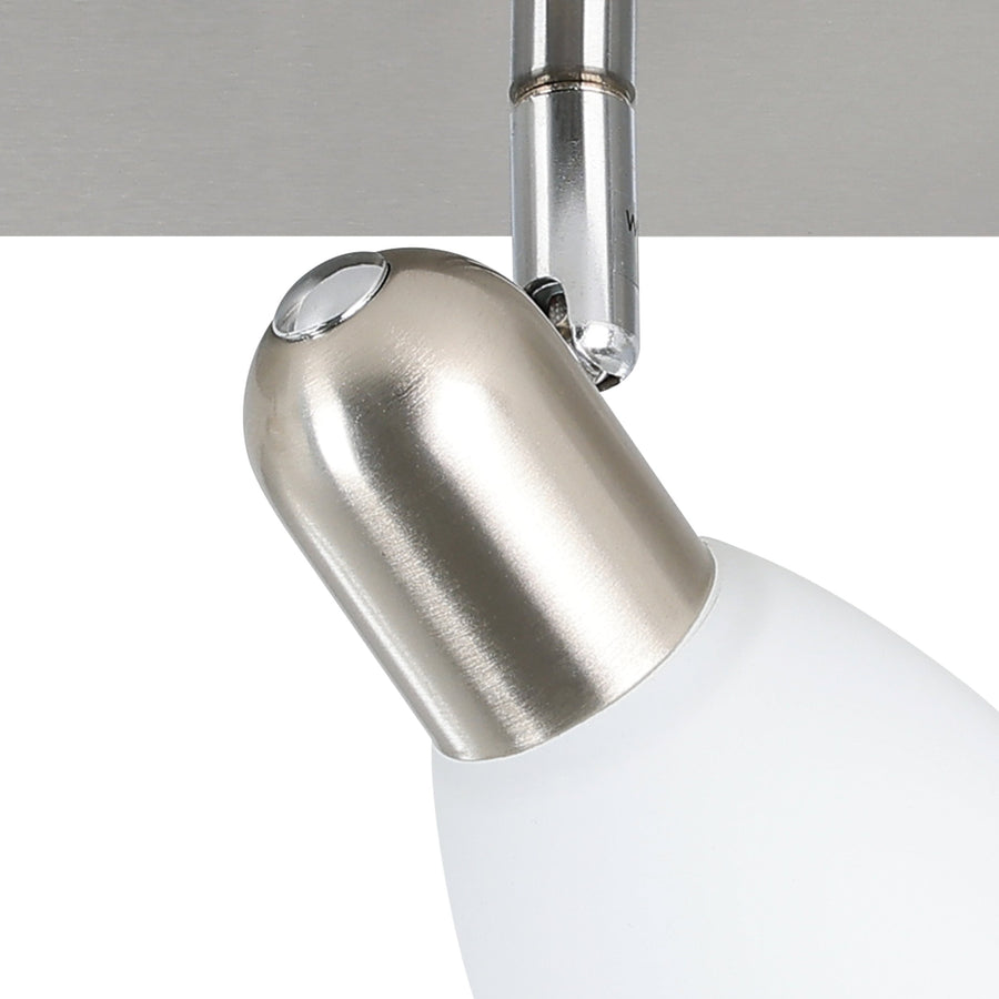 Gros plan sur la finition nickel brossé et l'articulation de la tête orientable
