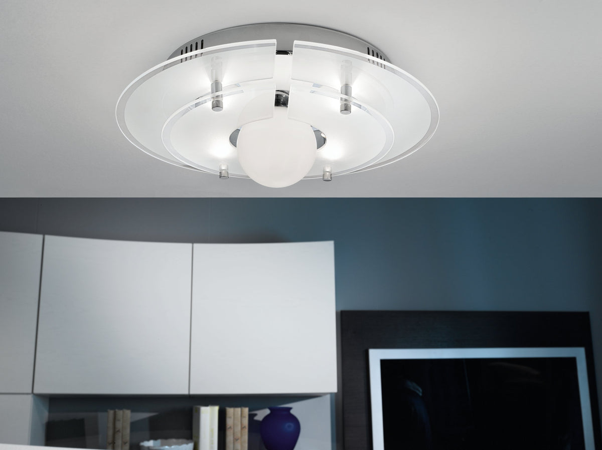 Mise en ambiance du luminaire fixé au plafond au-dessus de meubles blancs et bleus