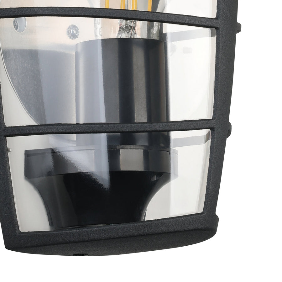 Détail de la finition : douille noire, ampoule et reflets sur le verre transparent.