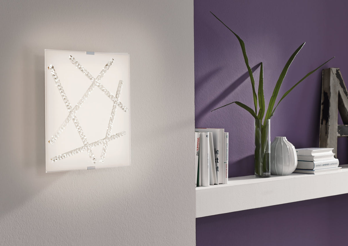Applique murale allumée sur mur gris, mise en ambiance avec étagère violette